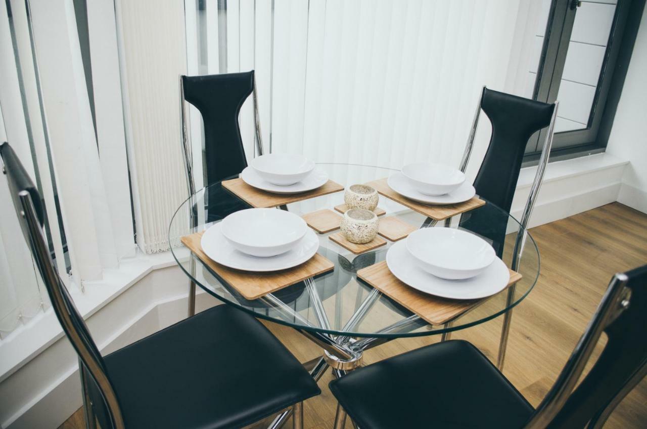 Serviced Apartment In Liverpool City Centre - Free Parking - Balcony - By Happy Days Esterno foto